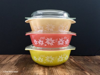 Agee Pyrex 'Flannel Flowers' (1961-63) (Photo credit: That Retro Piece)